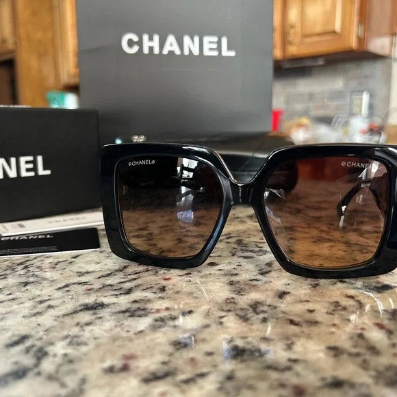 CHANEL Women's Sunglasses in Black with Gold Logo - Picture 5 of 5